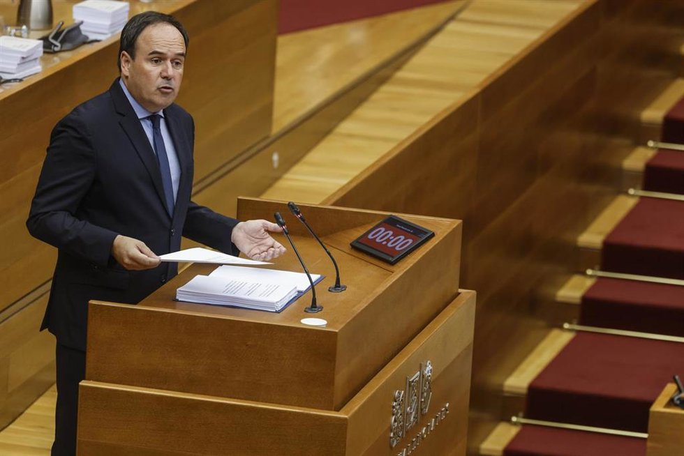 El presidente de la Generalitat Valenciana, Juanfran Pérez Llorca, interviene durante el Debate de Política General de la Comunitat Valenciana, en les Corts Valencianes, a 28 de septiembre de 2026