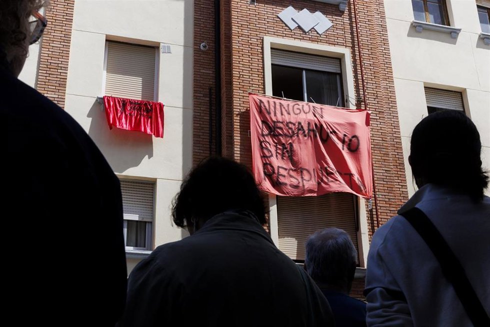 Archivo - Un grupo de personas durante el intento de desahucio en la calle Somosierra 32, a 20 de mayo de 2026