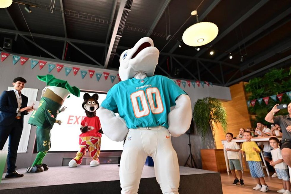 La NFL Experience Sevilla hace vibrar a los aficionados de Chiefs y Dolphins junto al Real Betis.