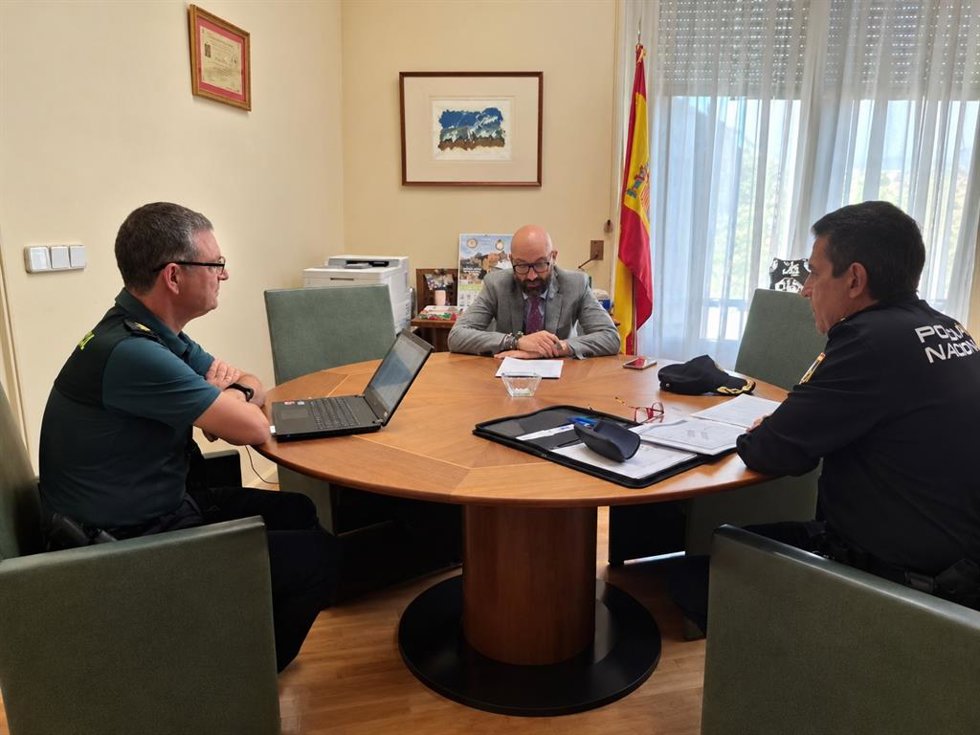 El subdelegado del Gobierno en León, Héctor Alaiz Moretón (centro), en la reunión con el comisario jefe provincial de la Policía Nacional, Miguel Ángel del Diego Ballesteros, y el coronel jefe de la Guardia Civil, Julio Andrés Gutiérrez.