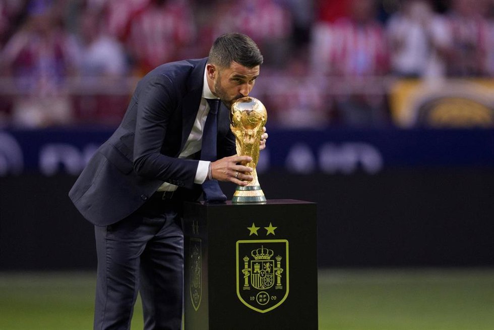 Archivo - El exdelantero español David Villa besa la Copa del Mundo en el encuentro de LaLiga EA Sports 2026-27 entre el Atlético de Madrid y el Málaga CF, en el Riyadh Air Metropolitano.