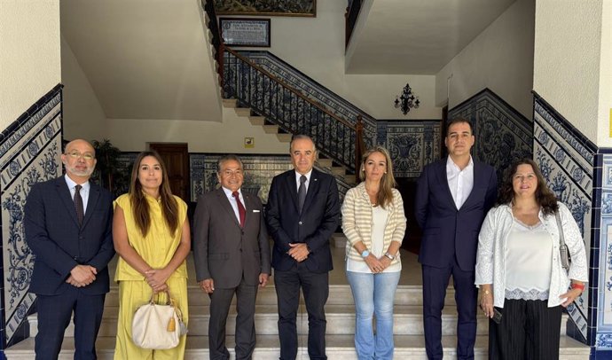 El alcalde de Talavera de la Reina, José Julián Gregorio, recibiendo a una delegación mexicana.