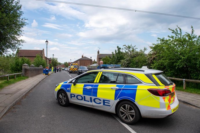 Archivo - June 2, 2021, Aylesbury, Buckinghamshire, UK: Aylesbury, UK. A police vehicle blocks traffic following a fatal incident, believed to involve an electrical worker, in Fairford Leys Way, Aylesbury. South Central Ambulance Service (SCAS) were calle