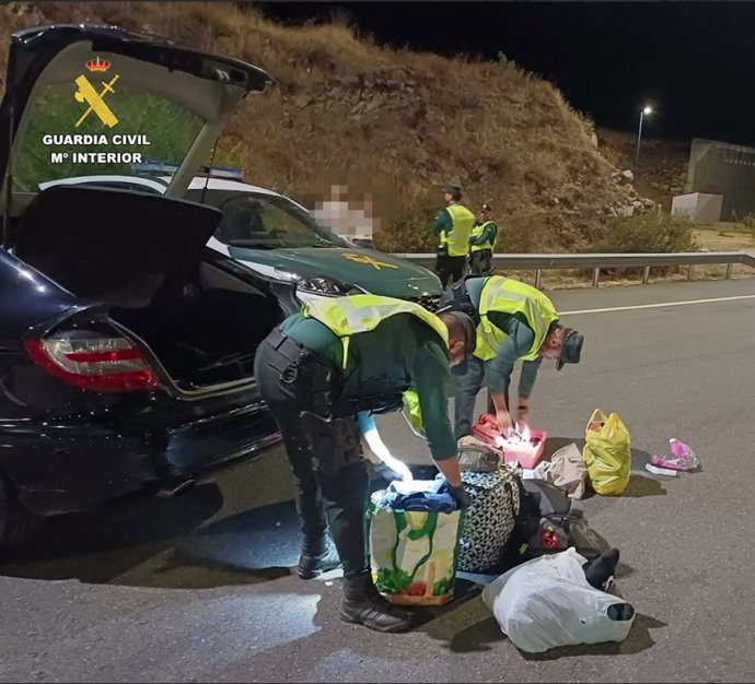 Tres detenidos en Oteros (Segovia) con hachís y cocaína ocultos en una nevera isotérmica en el maletero .