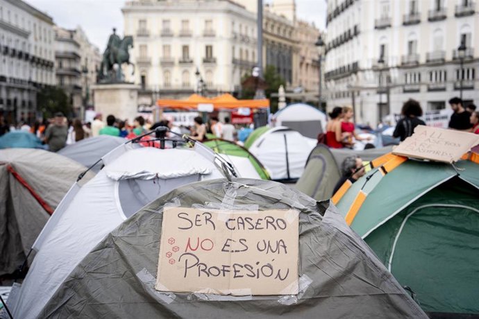 Numerosas personas con pancarta con lema 'Ser casero no es una profesión' se concentran en tiendas de campaña para exigir la aprobación de un decreto sobre vivienda, en la Puerta del Sol, a 27 de septiembre de 2026, en Madrid (España). 500 personas han am