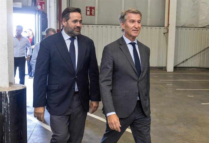El presidente del Partido Popular, Alberto Núñez Feijóo, junto al presidente del PP de Castilla-La Mancha, Paco Núñez tras su visita a una empresa láctea, a 24 de septiembre de 2026, en Alovera, Guadalajara, Castilla-La Mancha (España).