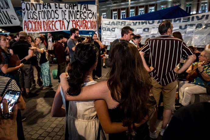 Numerosas personas pasan la segunda noche acampados en tiendas de campaña para exigir la aprobación de un decreto sobre vivienda, en la Puerta del Sol, a 27 de septiembre de 2026, en Madrid (España). Los manifestantes tienen intención de permanecer acampa