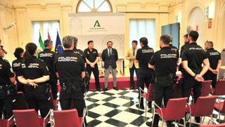 Los nuevos agentes fueron recibidos en la sede de la Junta por parte del delegado del Gobierno andaluz en Granada, Antonio Granados.
