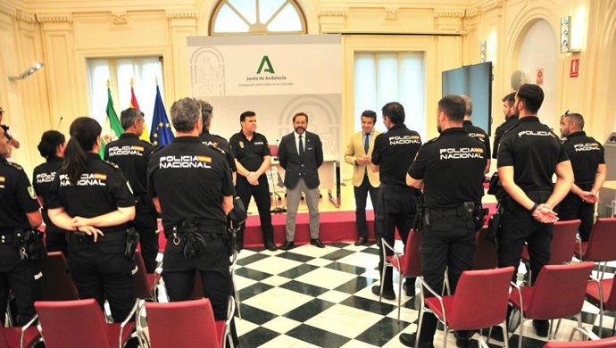 Los nuevos agentes fueron recibidos en la sede de la Junta por parte del delegado del Gobierno andaluz en Granada, Antonio Granados.