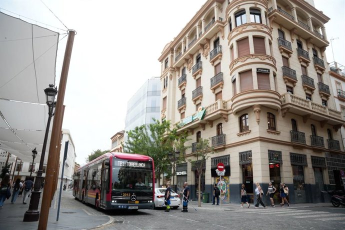 Un vehículo de la línea BTR Torreblanca-Sevilla Este-Plaza del Duque- circula por la Campana el primer día de puesta en servicio del tramo que une este punto y la estación de Santa Justa