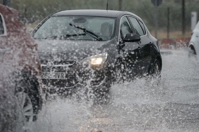 Archivo - Arxiu - Un cotxe circula sota la lluvia a Castelló en imatge d'arxiu