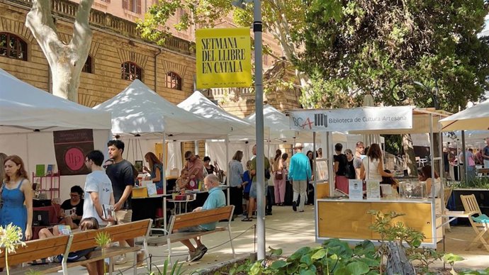 Gente paseando y mirando libros en la Semana del Libro en Catalán de Palma.