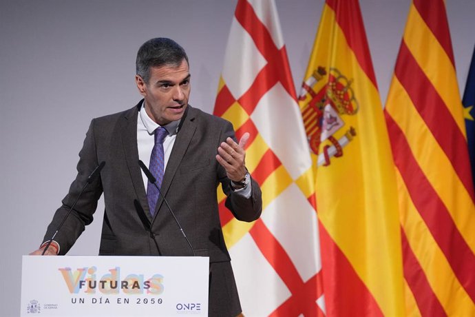 El presidente del Gobierno, Pedro Sánchez, durante la presentación del informe 'Vidas Futuras', en el Disseny Hub Barcelona este lunes.