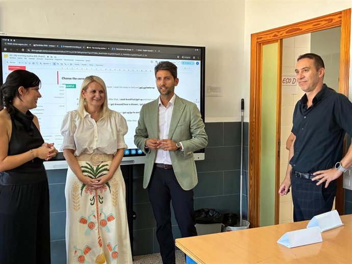 La delegada territorial de Educación, Carmen María Jiménez (2i), visita el inicio de curso en una de las escuelas oficiales de idiomas de Almería.
