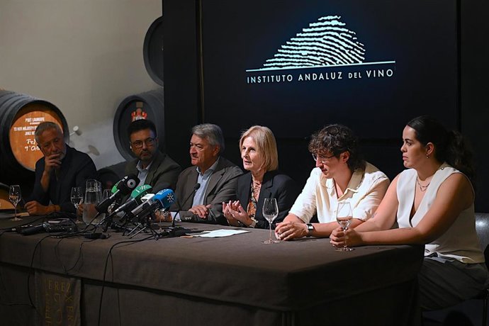 La alcaldesa de Jerez de la Frontera (Cádiz), María José García-Pelayo, en la presentación en el Consejo Regulador del Vino de un curso superior de sumiller profesional.