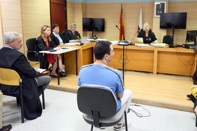 Monitor de Villaescusa acusado de grabar a 51 jugadoras de fútbol en los vestuarios del campo de la localidad, en la audiencia preliminar al juicio contra él, en Santander
