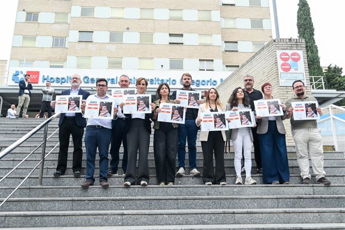 Representantes da Izquierda Unida, do Movimento Sumar, do Más Madrid e do Comuns, além do Podemos, do ERC, do Bildu e do BNG, posam com um cartaz em apoio ao “Decreto Maricarmen”, em frente ao Hospital Gregorio Marañón, em 28 de setembro de 2026, em Madri