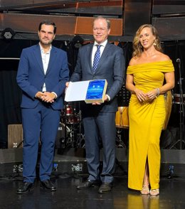 El alcalde de Puerto de la Cruz, Leopoldo Afonso, el vicepresidente del Grupo Loro Parque, Cristoph Kiessling --su padre estaba ausente por un viaje-- y la concejal de Turismo, Desirée Díaz