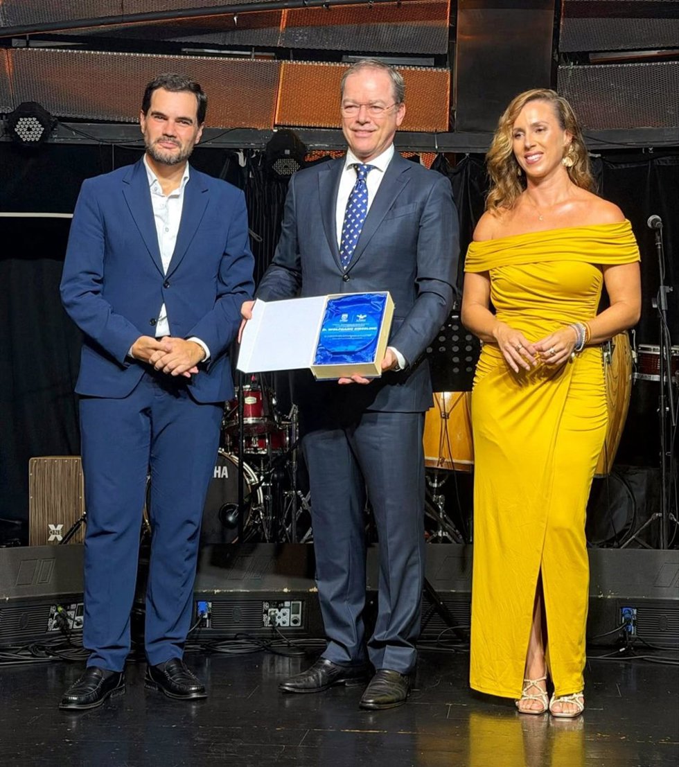 El alcalde de Puerto de la Cruz, Leopoldo Afonso, el vicepresidente del Grupo Loro Parque, Cristoph Kiessling --su padre estaba ausente por un viaje-- y la concejal de Turismo, Desirée Díaz