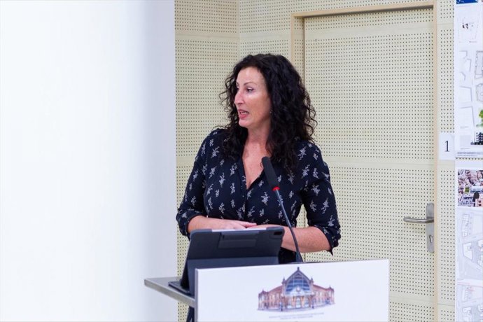 La alcaldesa de Almería, María del Mar Vázquez, durante la presentación del avance del anteproyecto para la puesta en valor de la antigua Estación de Ferrocarril.