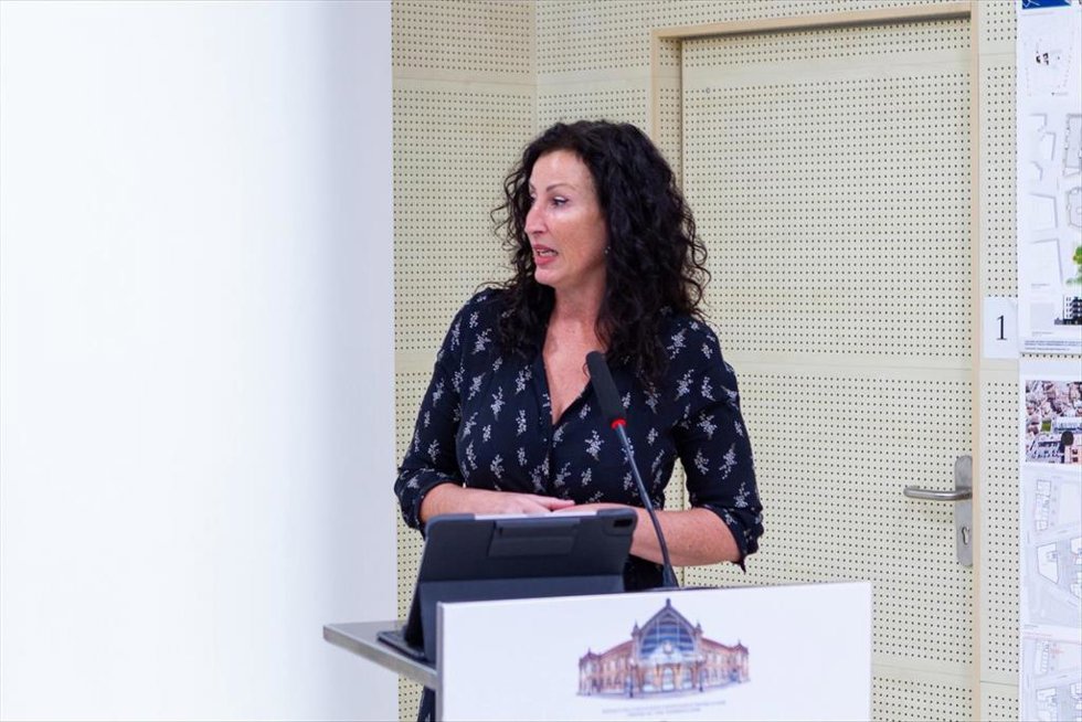 La alcaldesa de Almería, María del Mar Vázquez, durante la presentación del avance del anteproyecto para la puesta en valor de la antigua Estación de Ferrocarril.