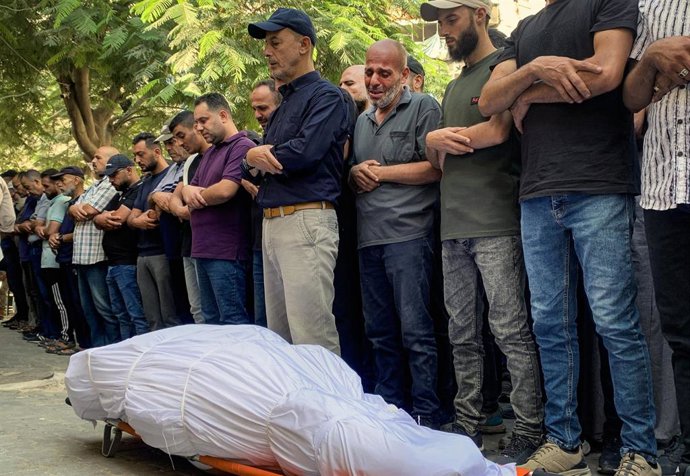 Palestinos durante el funeral de un hombre muerto en un bombardeo ejecutado por Israel contra la Franja de Gaza el 27 de septiembre de 2026