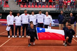 Tenis, Chile vs Espana. Copa Davis 2026. Los jugador de Chile son fotografiados, durante la seremonia inaugural en el partido de dobles de la Copa Davis valido por la segunda ronda de clasificatorios para el Grupo Mundials, disputado en el Court Central