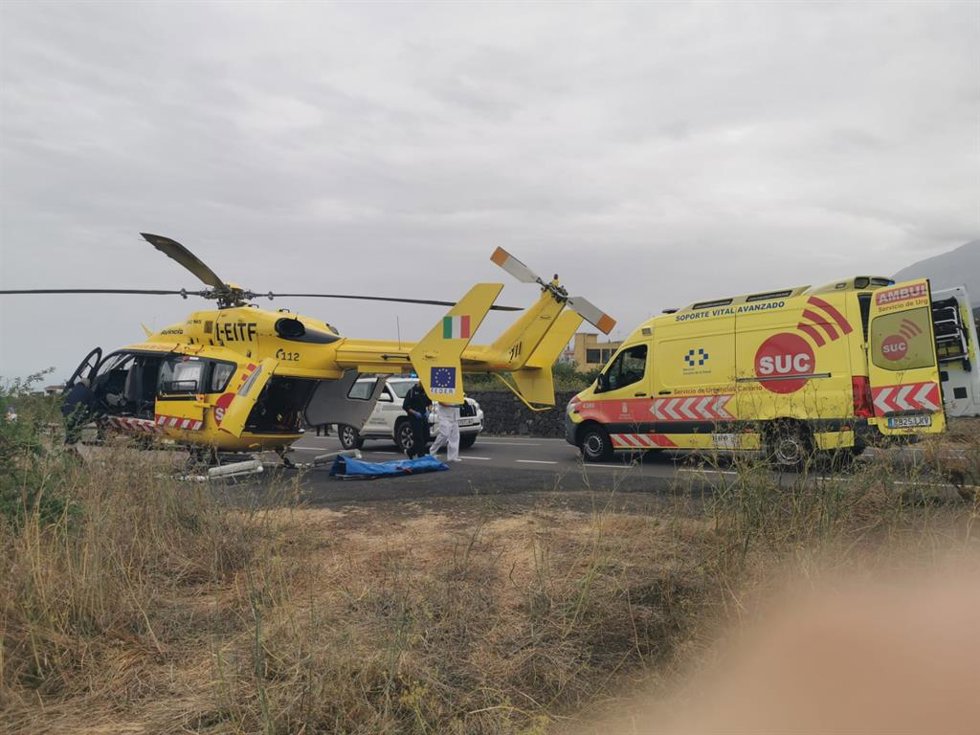 Rescate en helicóptero de un hombre que se cayó del tejado de una vivienda en El Tanque