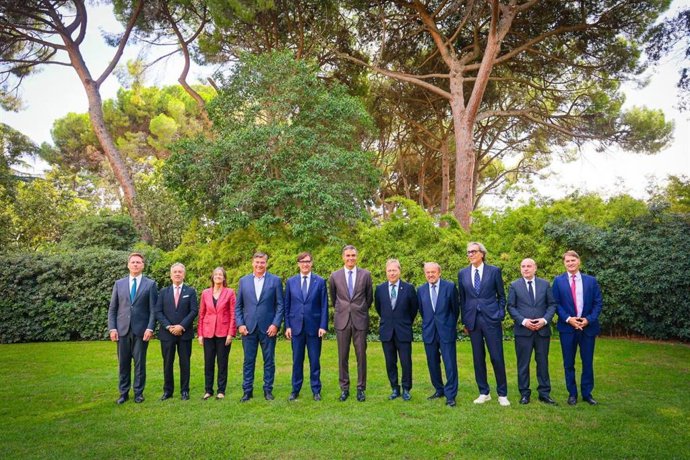 (I-D)  Sanfeliu (Barcelona Global), Puig De Travy (CEC), Garcia-Milà (Cercle D'economia), Cañete (Pimec), Salvador Illa, Pedro Sánchez, Santacreu (Cámara De Barcelona), Mateu (Racc), Benet (Femcat), Carlos Prieto Y Manuel De La Rocha