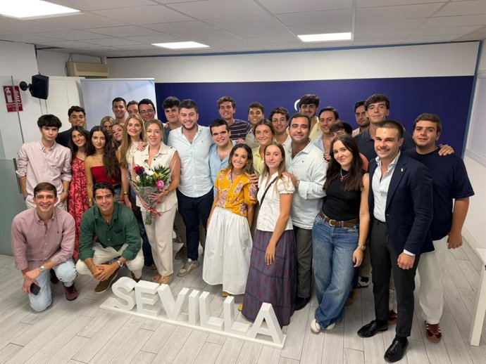 Integrantes de Nuevas Generaciones en Sevilla.