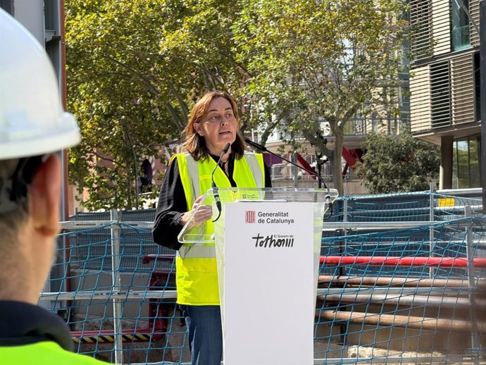 La consellera de Territori del Govern de la Generalitat, Sílvia Paneque, durante la presentación del estado de las obras de alargamiento de la L8 en la Gran Via de Barcelona