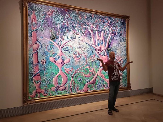 Kenny Scharf junto a una de sus obras en el Museo Thyssen.