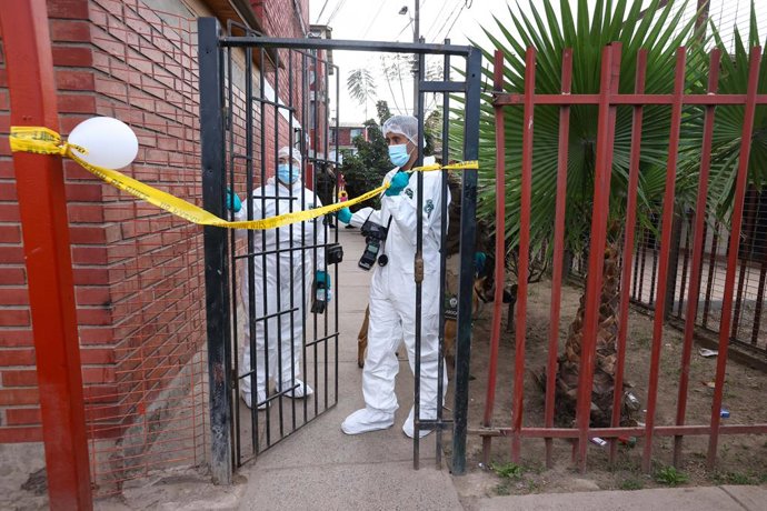 Santiago, 28 de Septiembre del 2026.  Pericias de Labocar en el lugar donde Carabineros que había sido baleado durante un procedimiento policial registrado en la comuna de Lo Espejo.  durante un procedimiento policial registrado en la comuna de Lo