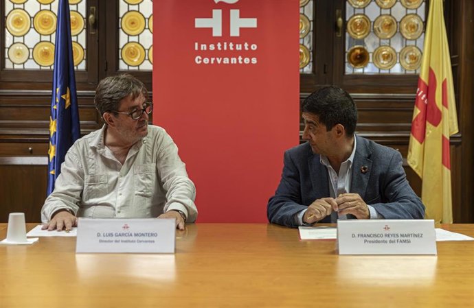 El director del Instituto Cervantes, Luis García Montero, y el presidente de la junta directiva de la Asociación Fondo Andaluz de Municipios para la Solidaridad Internacional, Francisco Reyes Martínez, durante la firma del convenio.