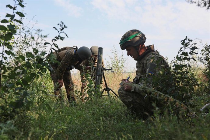 Archivo - Arxiu - Soldats de la 13a. Brigada Khartiia de la Guàrdia Nacional d'Ucraïna realitzen un exercici per a equips de morter en un camp d'entrenament de la regió de Kharkov.