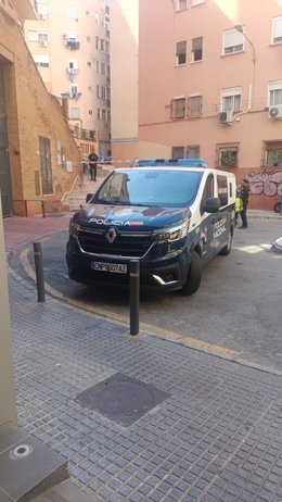 Imagen de un coche de la Policía Nacional en la zona de Málaga donde se ha producido un tiroteo.