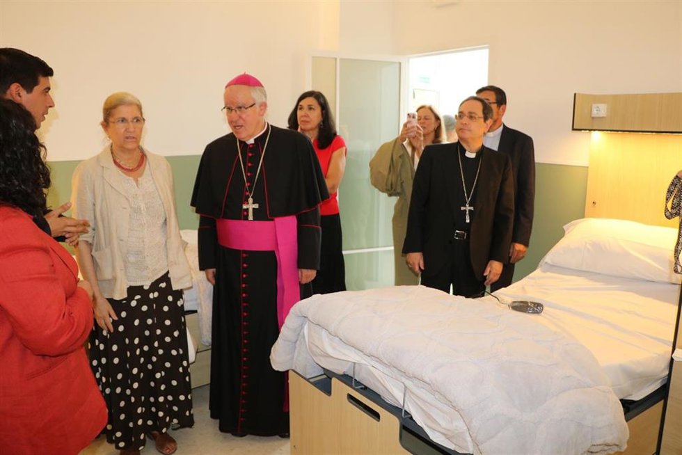 El arzobispo de Sevilla bendice el Centro de Noche que lleva su nombre para acoger y acompañar a personas sin hogar