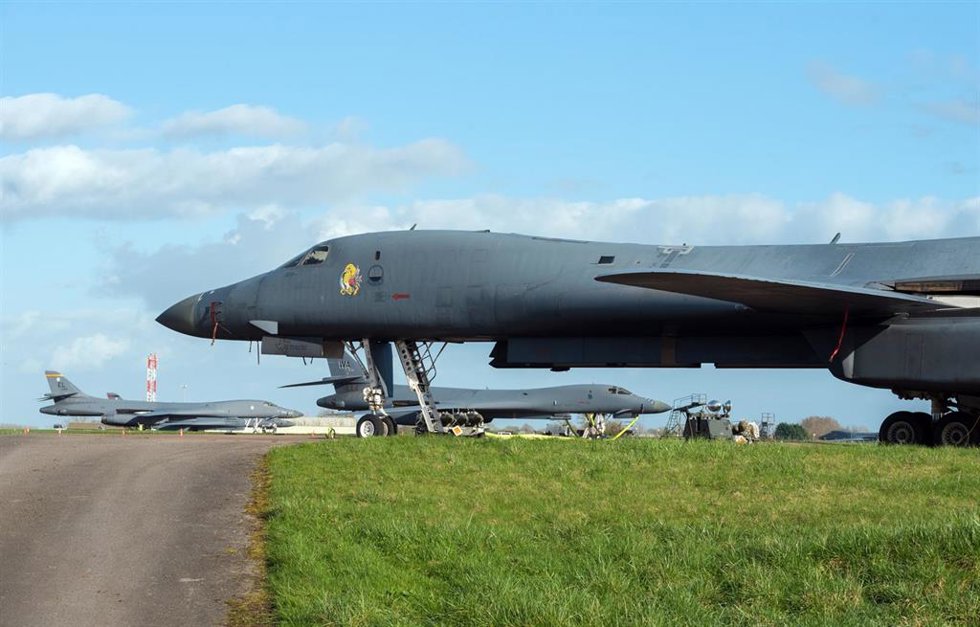 Archivo - Preparativos, incluida la carga de municiones para bombas, en los bombarderos B-1 Lancer de la Fuerza Aérea de Estados Unidos (USAF) en la base de la RAF en Fairford.