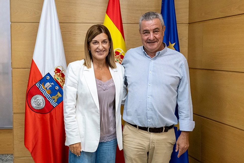 La presidenta cántabra con el alcalde de Polaciones