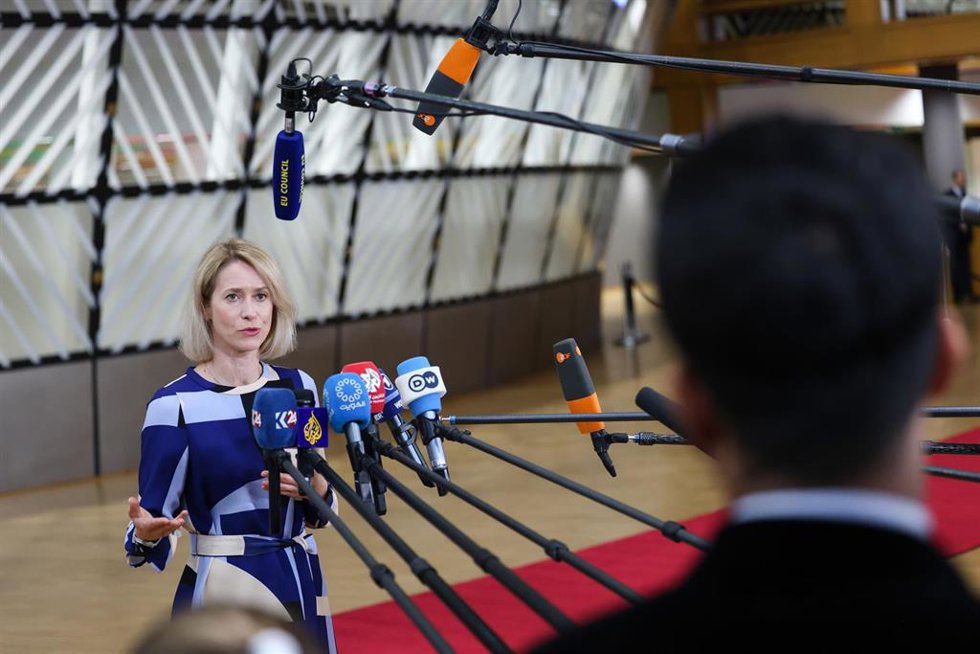 La Alta Representante de Política Exterior de la UE, Kaja Kallas, atiende a los medios a su llegada a una reunión de ministros de Defensa de la UE en Bruselas.