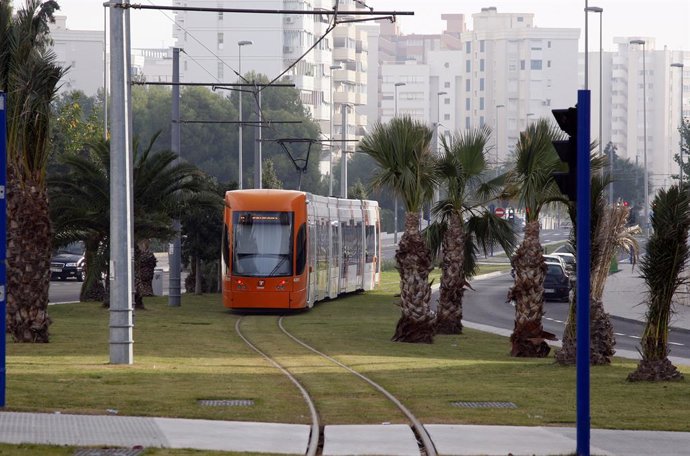 Archivo - Arxiu - Imatge d'arxiu d'un tren del TRAM d'Alacant