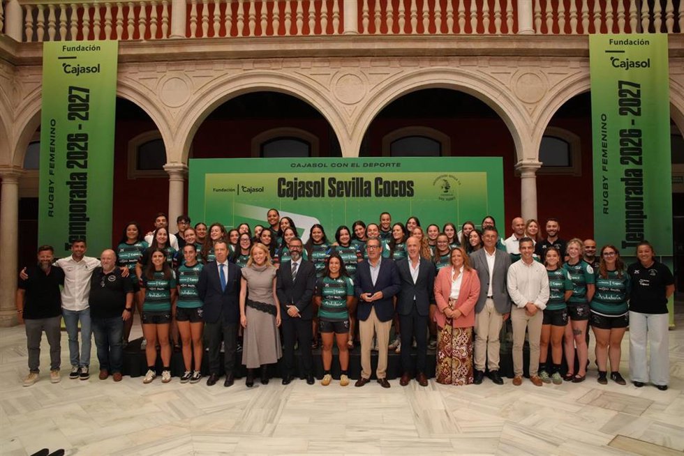 Foto de familia de la presentación del Cajasol Sevilla Cocos en la sede de la fundación.
