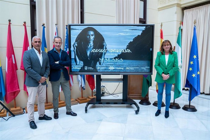 Presentación del desfile correspondiente a la colección 'Malaka', del diseñador Rafael Urquizar.