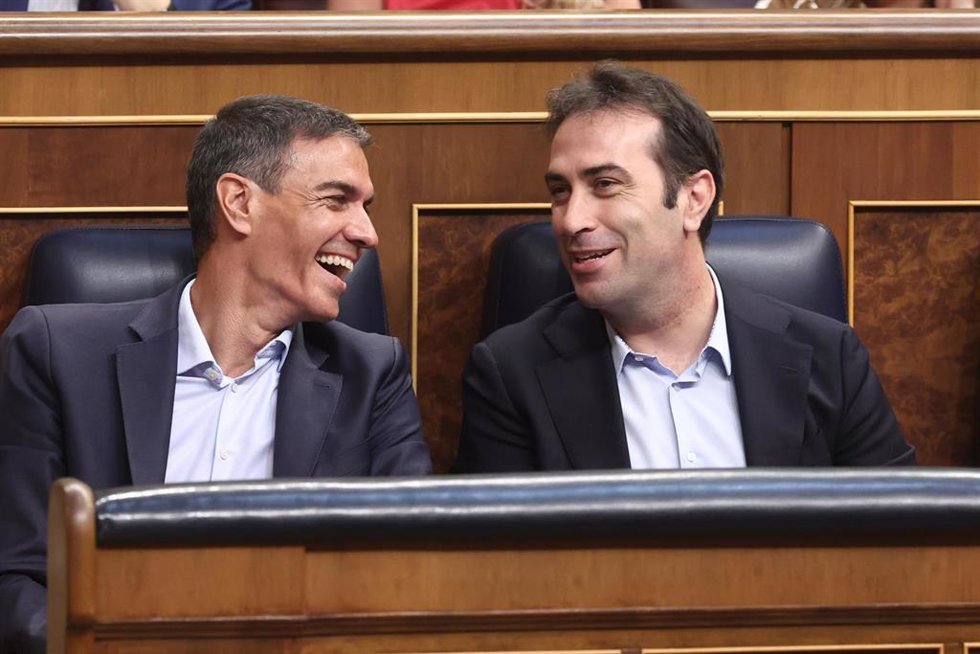 Archivo - El presidente del Gobierno, Pedro Sánchez (i), y el vicepresidente primero y ministro de Economía, Comercio y Empresa, Carlos Cuerpo (d)