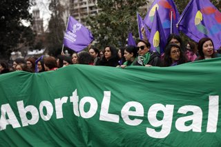 Santiago, 21 de Agosto 2023. Feministas se manifiestan en las afueras de la sede del Congreso Nacional.  Javier Salvo/Aton Chile