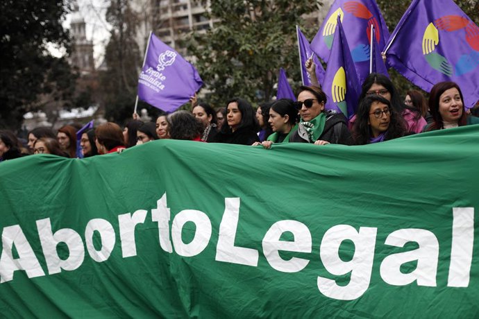 Santiago, 21 de Agosto 2023. Feministas se manifiestan en las afueras de la sede del Congreso Nacional.  Javier Salvo/Aton Chile