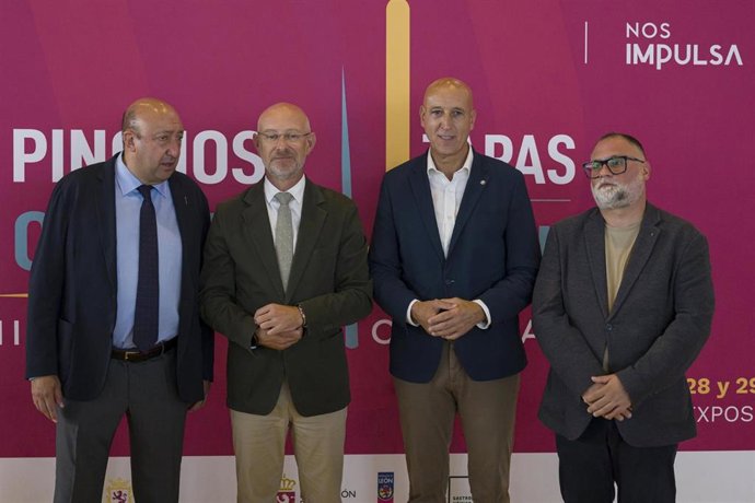 Representantes políticos y del sector hostelero durante la inauguración del II Concurso de Pinchos y Tapas de Castilla y León.
