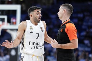 Archivo - Facu Campazzo of Real Madrid speak with referee of the match, during the Turkish Airlines Euroleague 2025/26 League Phase MD2, match played between Real Madrid and Olympiacos Piraeus at Madrid Arena on October 02, 2025 in Madrid, Spain.