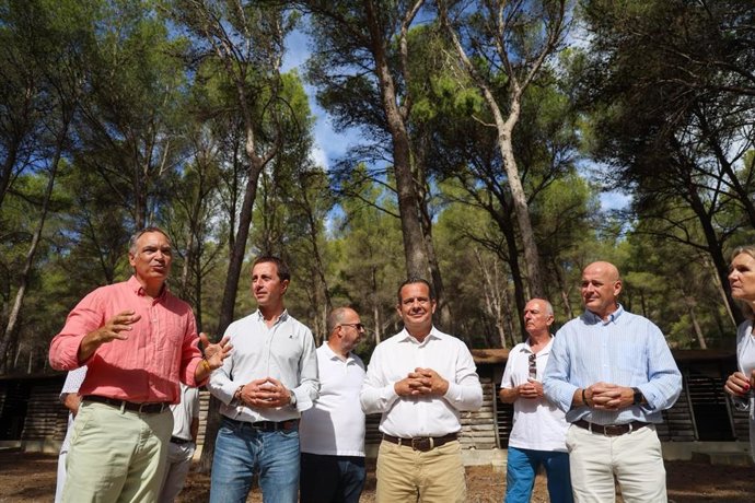 Representantes del Consell de Mallorca y la Fundación Rotger Villalonga en la firma del acuerdo de arrendamiento del campamento de cala Murta.