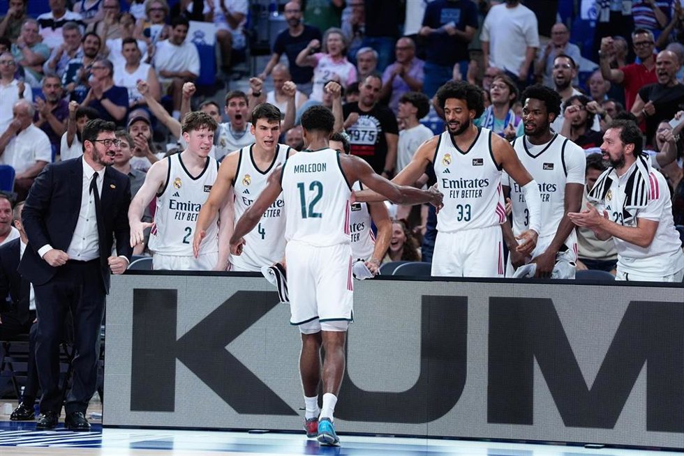 Theo Maledon, felicitado por sus compañeros durante el Real Madrid-Unicaja de la Liga Endesa 26-27